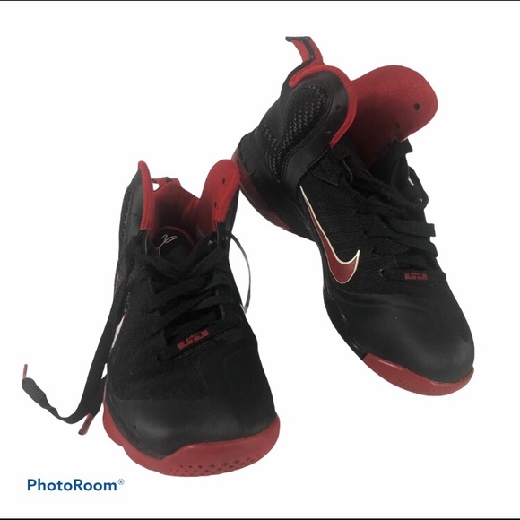 lebron james boys basketball shoes